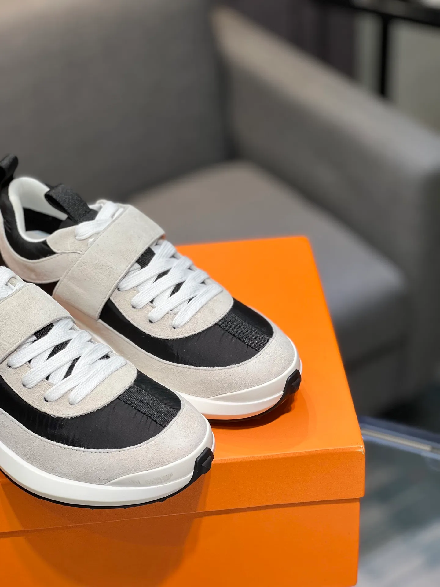 Men's shoes 💰600 Actual photos 🎬 [Hermès] Couple style, official website synchronization Counter quality French Paris catwalk style Simple and classic Imported original fabric Original 1:1 outsole! The highest version on the market! Size: Female 35-41. Male 39-45 (female 41, male 45 customized)